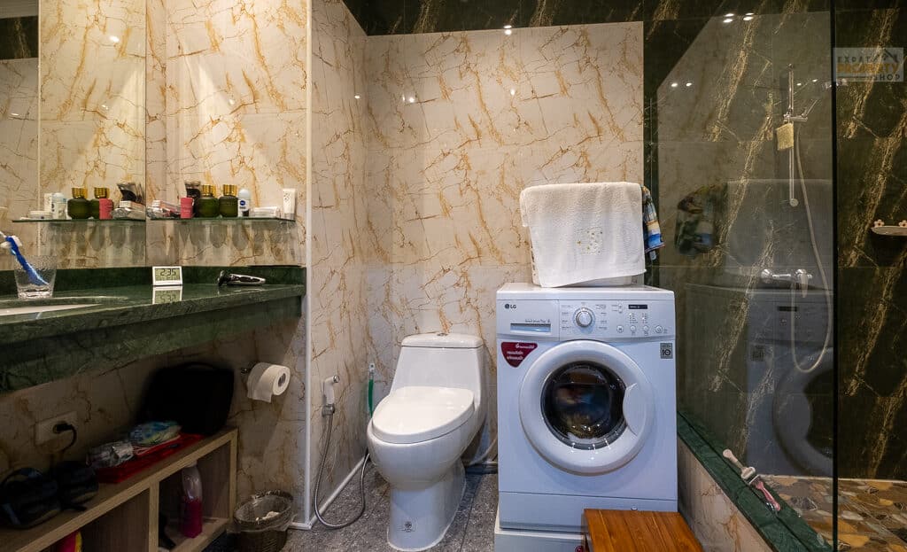 Jomtien Plaza Residence Bathroom and Washing Machine