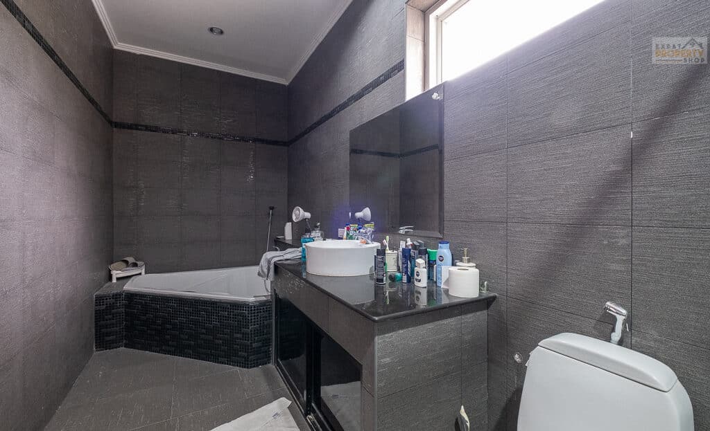 Paragon Park Master Bathroom