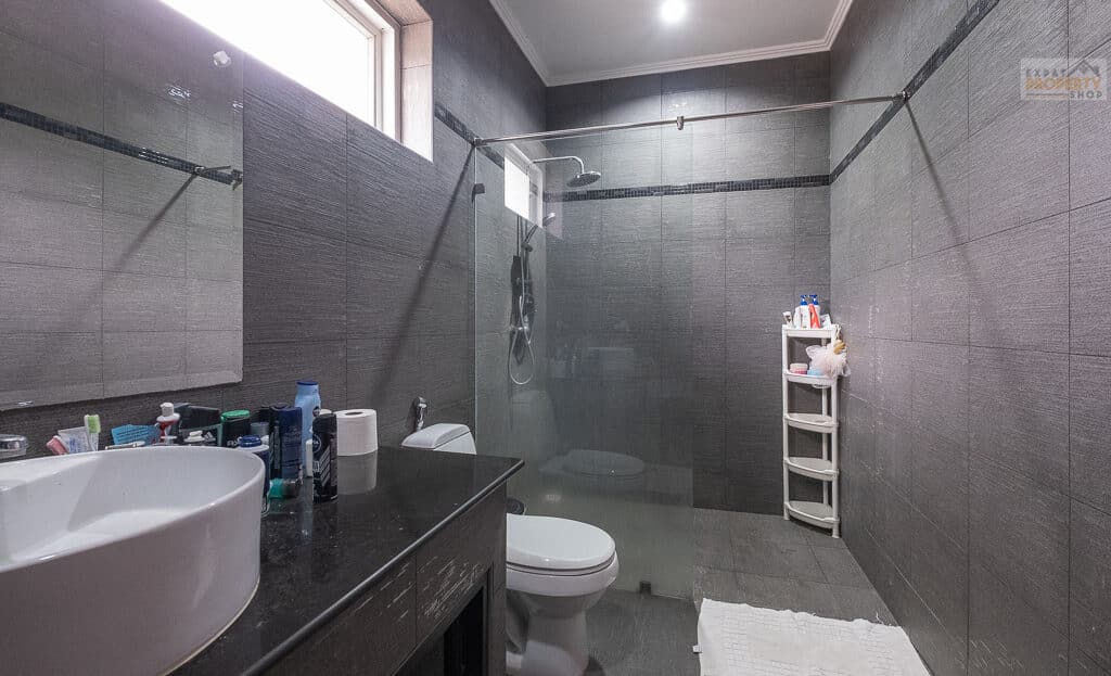 Paragon Park Master Bathroom