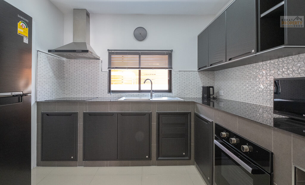 Kitchen with Appliances & Oven